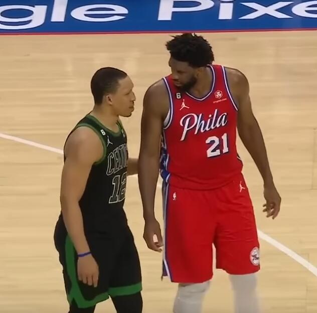 NBA / 【影片】恩比德踩頭一幕後續!主動向格威致歉,後者也大度回應恩比德表示理解!-黑特籃球-NBA新聞影音圖片分享社區