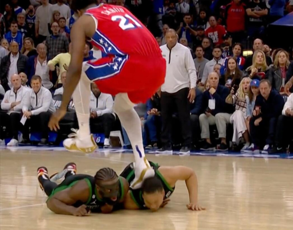 NBA / 【影片】恩比德踩頭一幕後續!主動向格威致歉,後者也大度回應恩比德表示理解!-黑特籃球-NBA新聞影音圖片分享社區