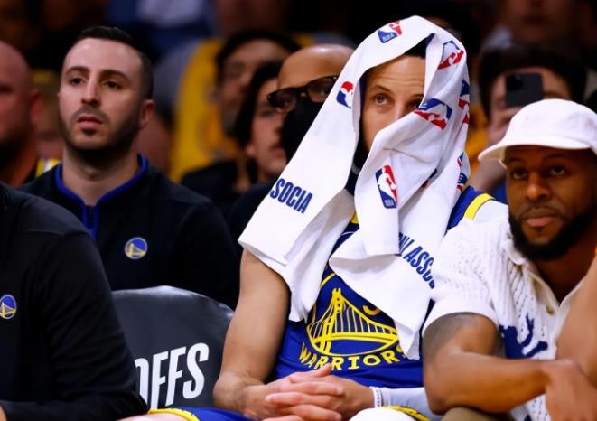 NBA / 勇士白扔1.4億?普爾10中2遭湖人奇兵完爆,「進攻攻不進,防守守不住」成黑洞!-黑特籃球-NBA新聞影音圖片分享社區