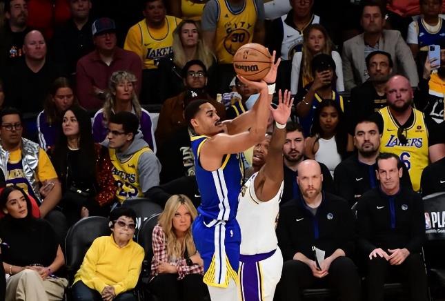 NBA / 勇士白扔1.4億?普爾10中2遭湖人奇兵完爆,「進攻攻不進,防守守不住」成黑洞!-黑特籃球-NBA新聞影音圖片分享社區