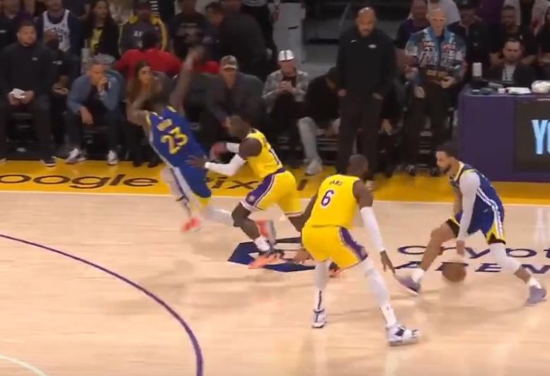 NBA / 【影片】嘲諷假摔？追夢倒地施羅德上前低頭說話被推開，後者與裁判辯解吃T-黑特籃球-NBA新聞影音圖片分享社區