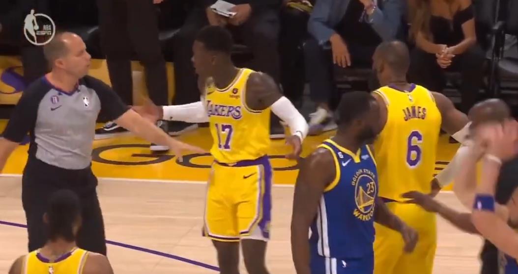 NBA / 【影片】嘲諷假摔？追夢倒地施羅德上前低頭說話被推開，後者與裁判辯解吃T-黑特籃球-NBA新聞影音圖片分享社區