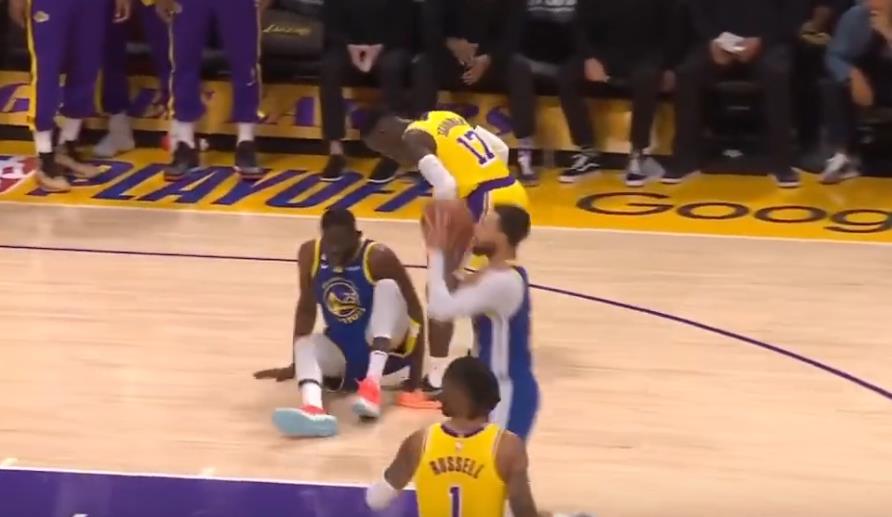 NBA / 【影片】嘲諷假摔？追夢倒地施羅德上前低頭說話被推開，後者與裁判辯解吃T-黑特籃球-NBA新聞影音圖片分享社區
