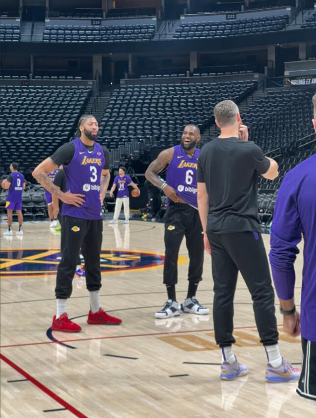 NBA / 湖人備戰G1!詹姆斯努力適應高原反應,漢姆打趣如何限制金塊:我們要綁架約基奇!-黑特籃球-NBA新聞影音圖片分享社區