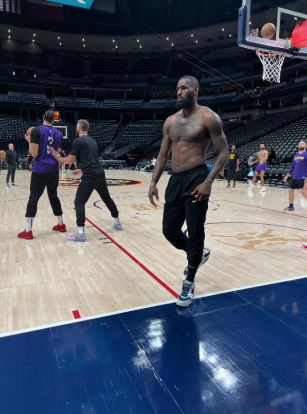 NBA / 湖人備戰G1!詹姆斯努力適應高原反應,漢姆打趣如何限制金塊:我們要綁架約基奇!-黑特籃球-NBA新聞影音圖片分享社區