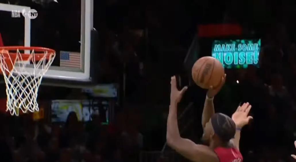 NBA / 【影片】面對格威的挑釁，巴特勒輕蔑一笑，隨後對位強吃2+1做出回應！鬥牛互噴垃圾話-黑特籃球-NBA新聞影音圖片分享社區