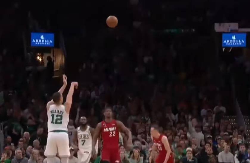 NBA / 【影片】面對格威的挑釁，巴特勒輕蔑一笑，隨後對位強吃2+1做出回應！鬥牛互噴垃圾話-黑特籃球-NBA新聞影音圖片分享社區