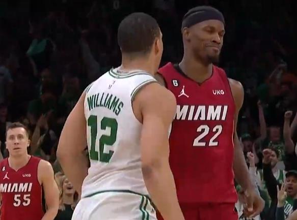 NBA / 【影片】面對格威的挑釁，巴特勒輕蔑一笑，隨後對位強吃2+1做出回應！鬥牛互噴垃圾話-黑特籃球-NBA新聞影音圖片分享社區