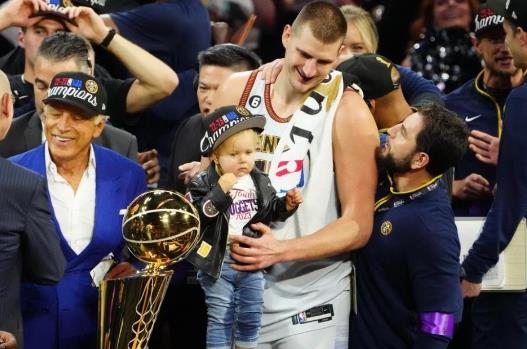 NBA / 天生贏家!金塊菜鳥高中、大學、職業聯盟全都拿過冠軍!冠軍賽成奇兵比肩魔術師-黑特籃球-NBA新聞影音圖片分享社區