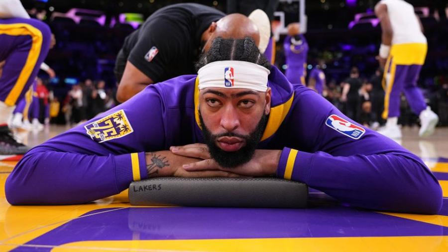Lakers question coming in August: Extend Anthony Davis, or wait?