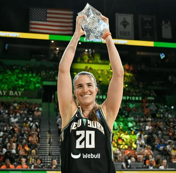 Ionescu只丟兩球,WNBA三分大賽狂砍37分強勢奪魁!期間連續命中20球,賽後擺晚安手勢慶祝致敬Curry(影)-黑特籃球-NBA新聞影音圖片分享社區