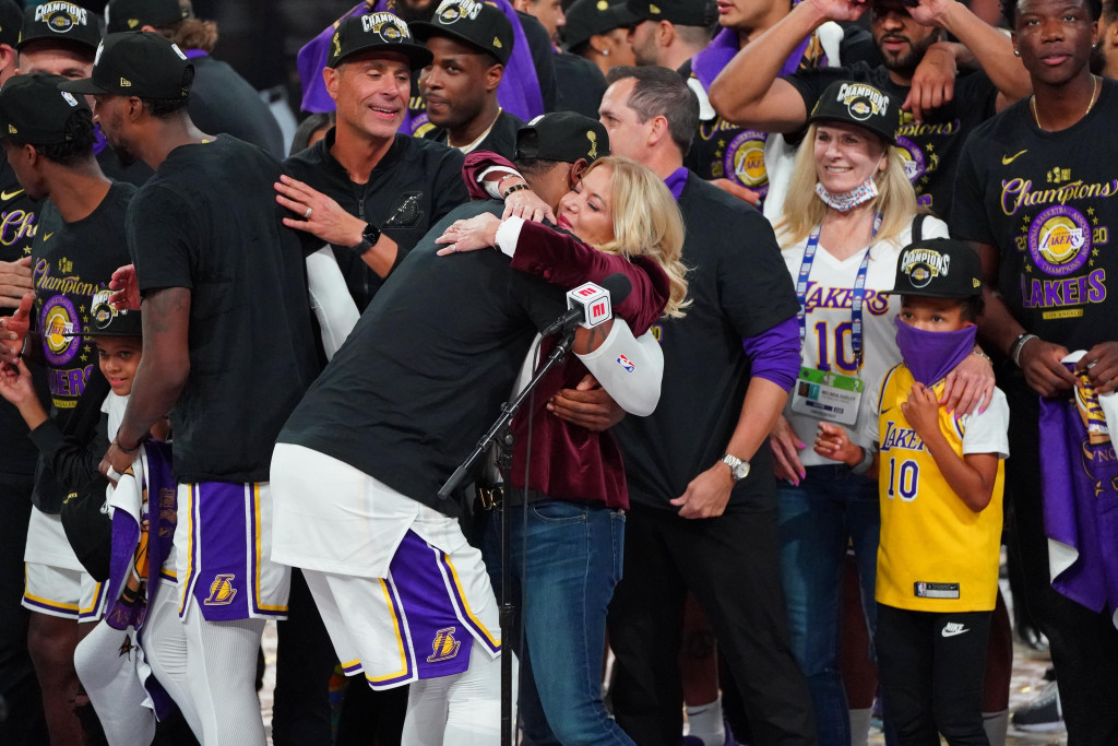 jeanie-buss-lebron-james_1u3rmylpn6ytv11r3ug3idw9gs