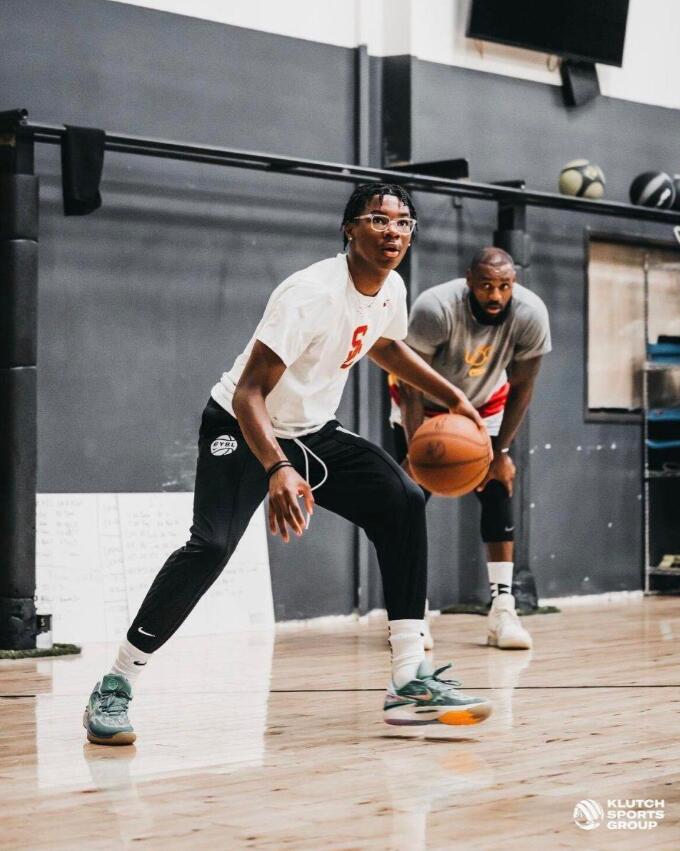NBA / 父子同台仍有戲!詹姆斯指導布萊斯練球,布朗尼按讚,這是把希望寄託在小兒子身上?-黑特籃球-NBA新聞影音圖片分享社區