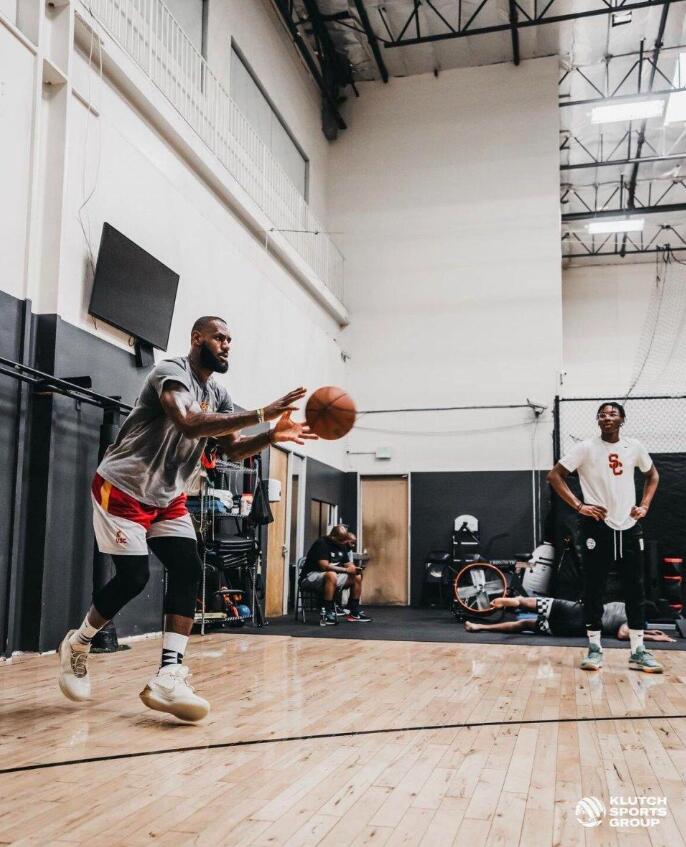 NBA / 父子同台仍有戲!詹姆斯指導布萊斯練球,布朗尼按讚,這是把希望寄託在小兒子身上?-黑特籃球-NBA新聞影音圖片分享社區