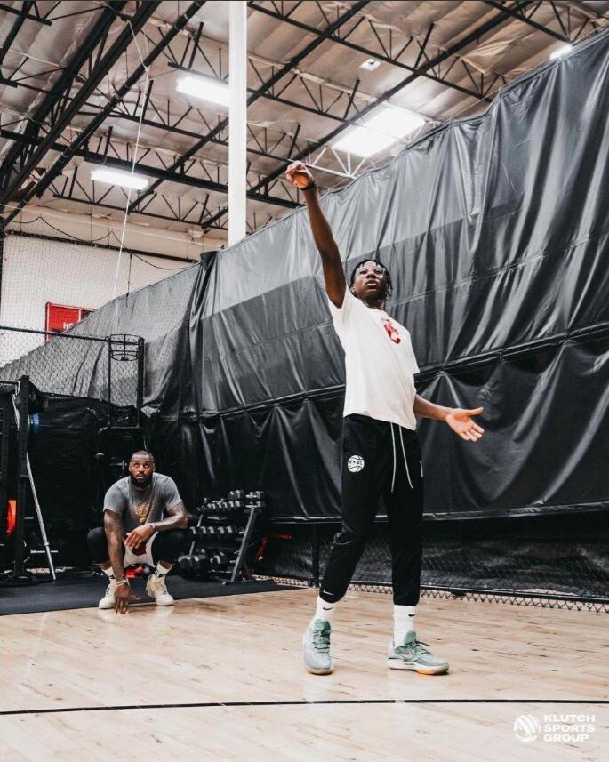 NBA / 父子同台仍有戲!詹姆斯指導布萊斯練球,布朗尼按讚,這是把希望寄託在小兒子身上?-黑特籃球-NBA新聞影音圖片分享社區