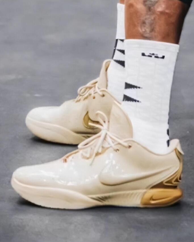 NBA / 父子同台仍有戲!詹姆斯指導布萊斯練球,布朗尼按讚,這是把希望寄託在小兒子身上?-黑特籃球-NBA新聞影音圖片分享社區
