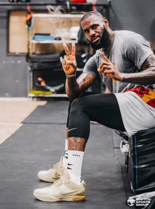 NBA / 父子同台仍有戲!詹姆斯指導布萊斯練球,布朗尼按讚,這是把希望寄託在小兒子身上?-黑特籃球-NBA新聞影音圖片分享社區