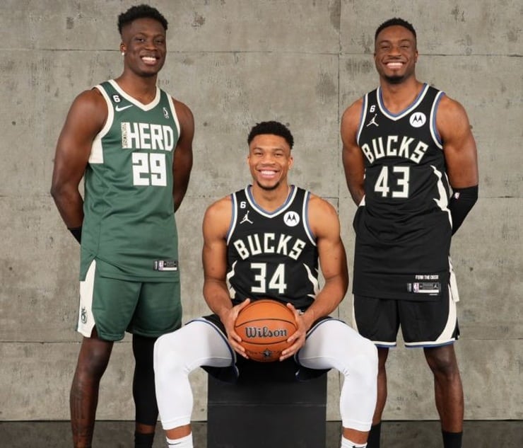 Bucks-sign-forward-Alex-Antetokounmpo-to-an-Exhibit-10-contract