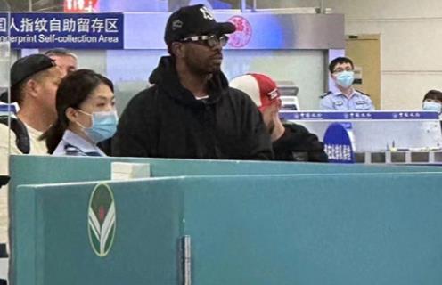 厄文抵達廈門!球迷扔掉枴杖+扒玻璃,湖人11號搶鏡,高喊MVP-黑特籃球-NBA新聞影音圖片分享社區
