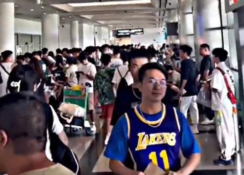 厄文抵達廈門!球迷扔掉枴杖+扒玻璃,湖人11號搶鏡,高喊MVP-黑特籃球-NBA新聞影音圖片分享社區