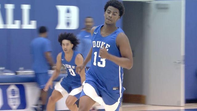 Watch Duke freshman forward Sean Stewart break Zion Williamson's standing vertical record