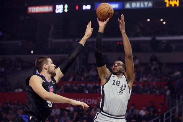 Kawhi Leonard carries load as Clippers hold off Spurs – Orange County  Register