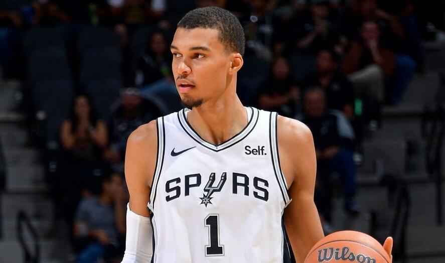 NBA / 【影片】這誰頂得住?溫班亞瑪籃下單臂隔扣,注意他起跳位置,這是打現實版2K?-黑特籃球-NBA新聞影音圖片分享社區