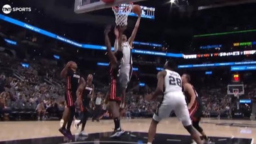 NBA / 【影片】這誰頂得住?溫班亞瑪籃下單臂隔扣,注意他起跳位置,這是打現實版2K?-黑特籃球-NBA新聞影音圖片分享社區