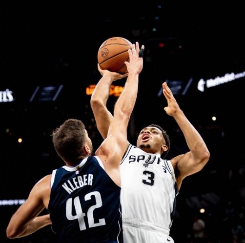 NBA / 萊夫利首秀16+10創紀錄,並貢獻兩個逆天飛扣!賽後庫班:他才是第一順位(影)-黑特籃球-NBA新聞影音圖片分享社區