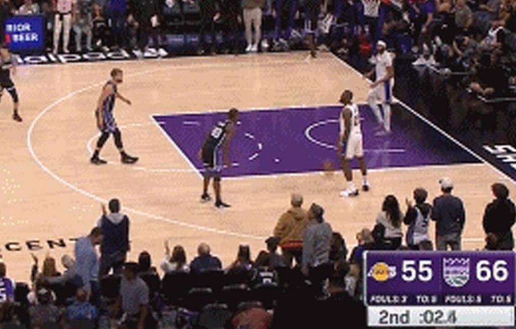 NBA / 【影片】爭議!湖人上半場被吊打,詹姆斯最後3.2秒卻放棄進攻,慢悠悠運球耗完時間!-黑特籃球-NBA新聞影音圖片分享社區