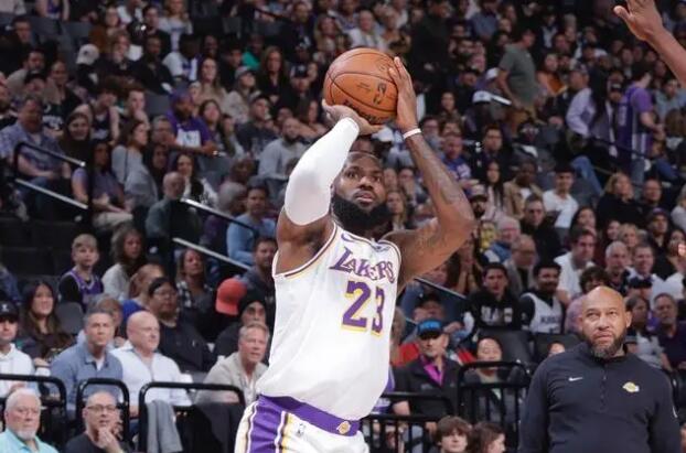 NBA / 【影片】爭議!湖人上半場被吊打,詹姆斯最後3.2秒卻放棄進攻,慢悠悠運球耗完時間!-黑特籃球-NBA新聞影音圖片分享社區