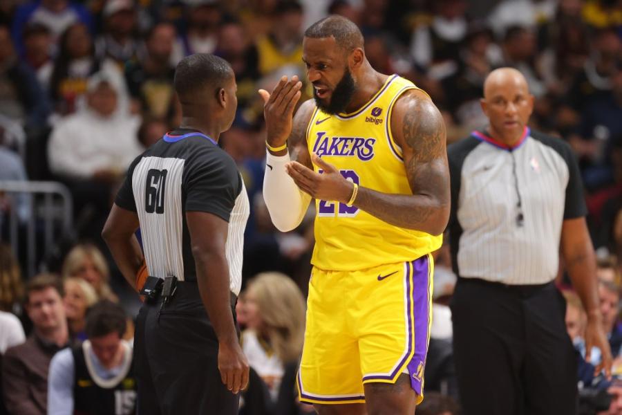 Lakers: LeBron James minutes restriction is a problem for LA