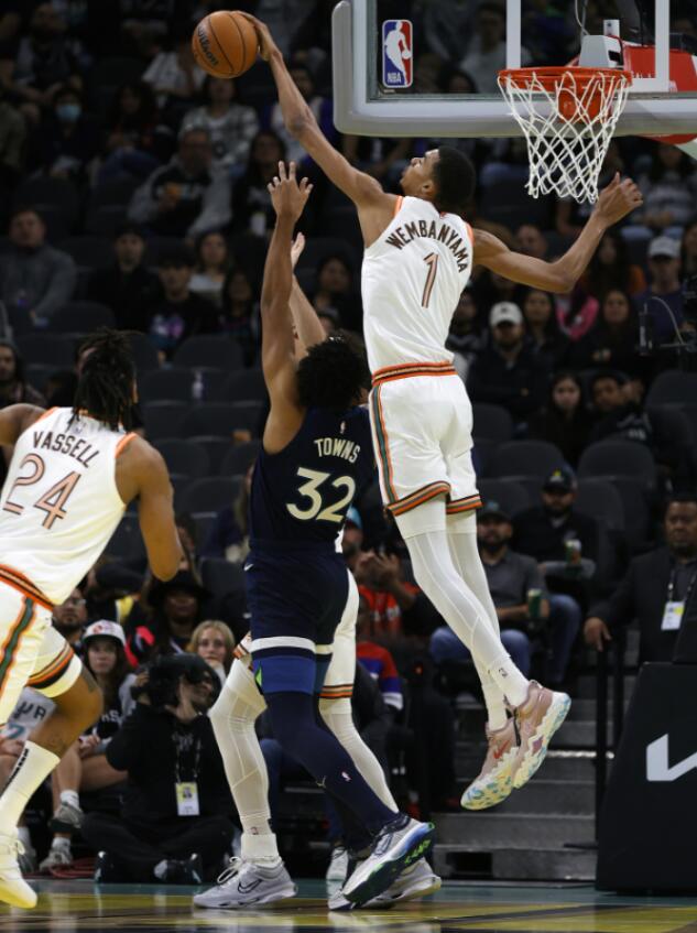 NBA / 【影片】法國長人惺惺相惜!溫班亞瑪29+9再刷歷史首人紀錄,賽後與戈貝爾合影交換球衣!-黑特籃球-NBA新聞影音圖片分享社區