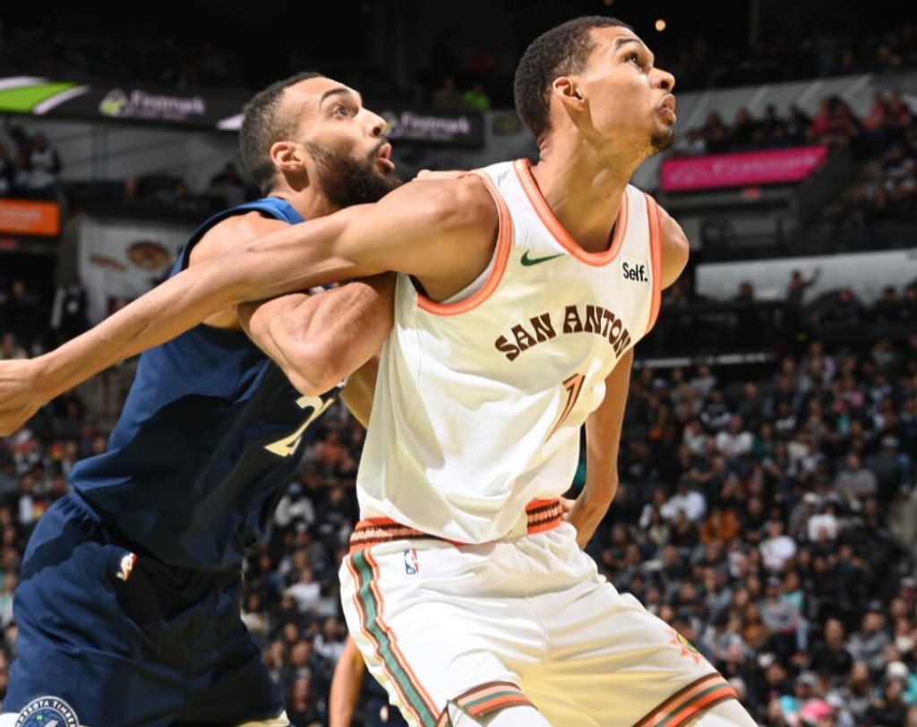 NBA / 【影片】法國長人惺惺相惜!溫班亞瑪29+9再刷歷史首人紀錄,賽後與戈貝爾合影交換球衣!-黑特籃球-NBA新聞影音圖片分享社區