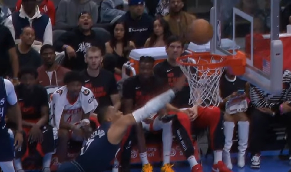 NBA / 【影片】狄龍犯規威少的隔人灌籃！隨後噴垃圾話：你跳不動了-黑特籃球-NBA新聞影音圖片分享社區