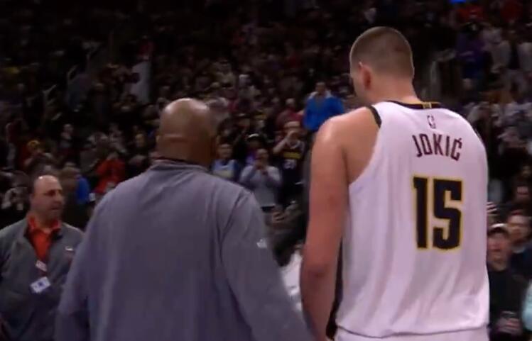 NBA / 【影片】主帥不在我也不打了!金塊核心約基奇+馬龍:均瘋狂抱怨判罰,累計兩T雙雙被驅逐!-黑特籃球-NBA新聞影音圖片分享社區