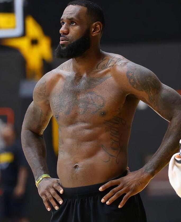 眾所周知,NBA聯盟肌肉男很多,為何擁有6塊腹肌的球星卻是少數?-黑特籃球-NBA新聞影音圖片分享社區
