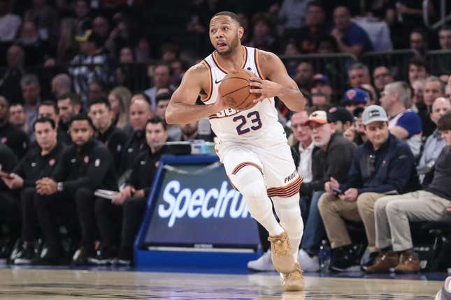 Suns edge Knicks for seventh straight win
