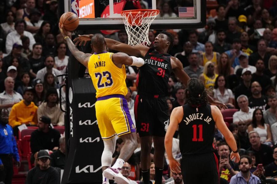 Lakers Spotlight Poor Officiating in Narrow Loss to the Heat - Last Word On Basketball
