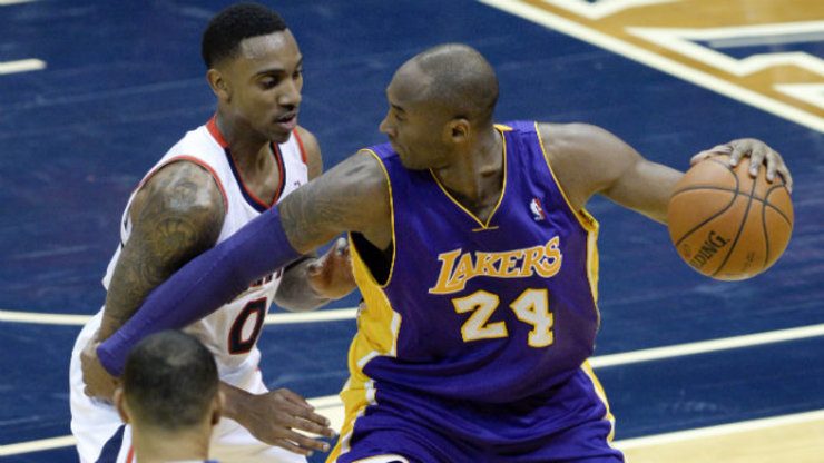 Lakers beat Hawks as Kobe hits career milestone