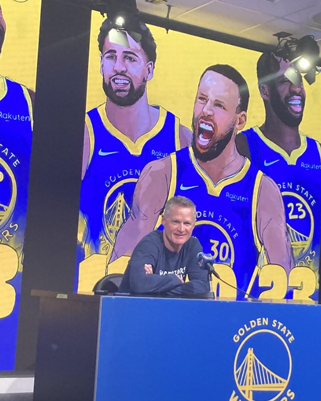 NBA / 【影片】感慨萬千！Curry昨日採訪前，靜靜看著柯追湯巨幅海報，久久佇立-黑特籃球-NBA新聞影音圖片分享社區