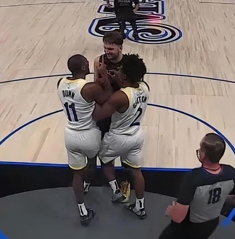 NBA / 50分慘案!半場29+大三元!東契奇統治力太強,把對手都打破防了!-黑特籃球-NBA新聞影音圖片分享社區